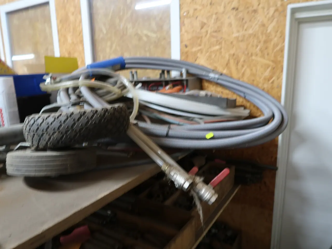 Billede 3 - Div. fittings på reol