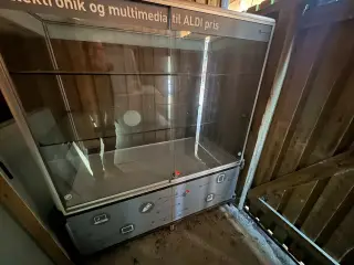 Stor glasskab m lås, kunne bruges i butik 
