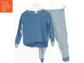 Pyjamas sæt med blå trøje og mønstrede bukser fra cyrillus (str. 116)