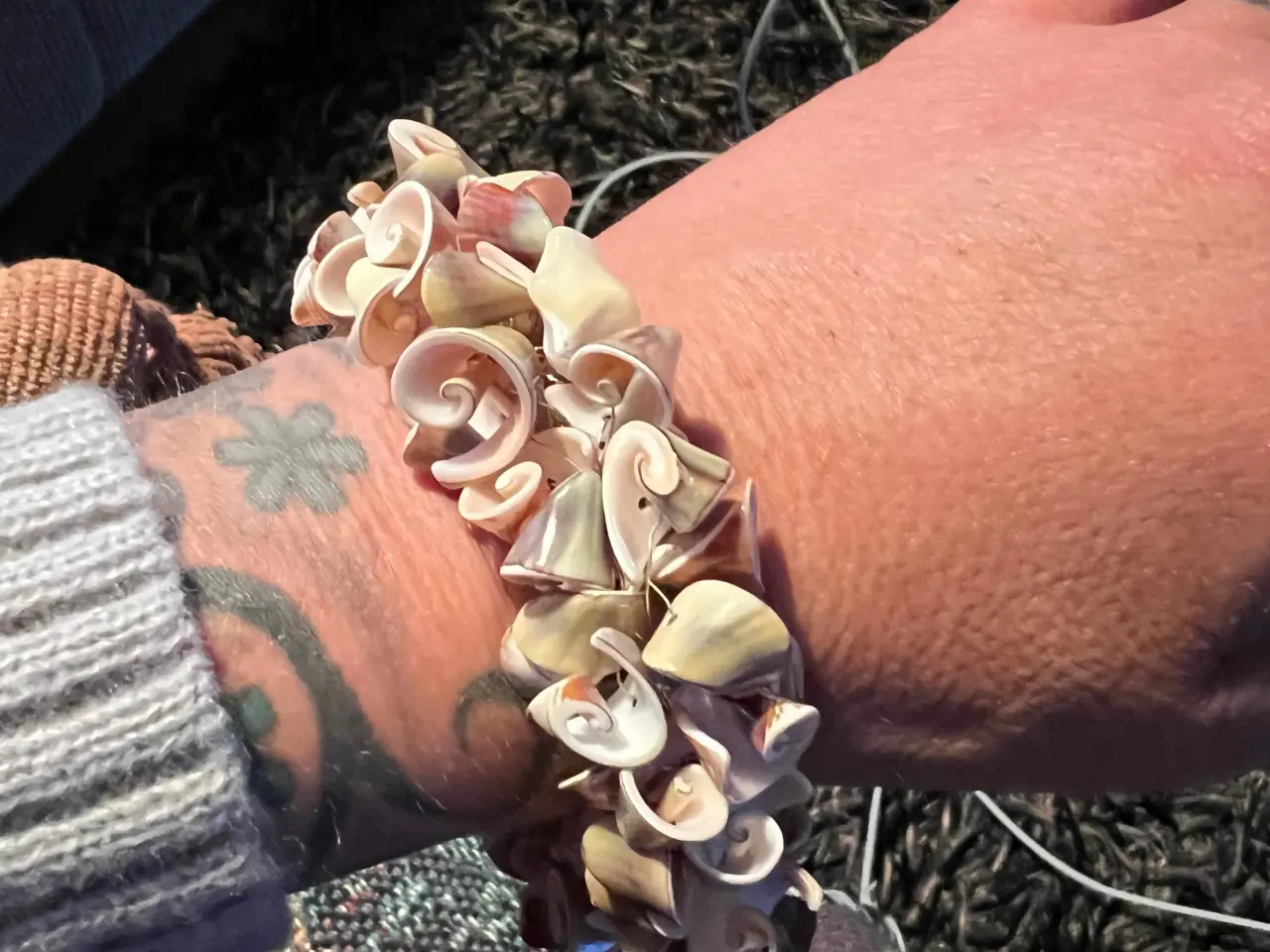Billede 4 - Smukt armbånd med muslinger