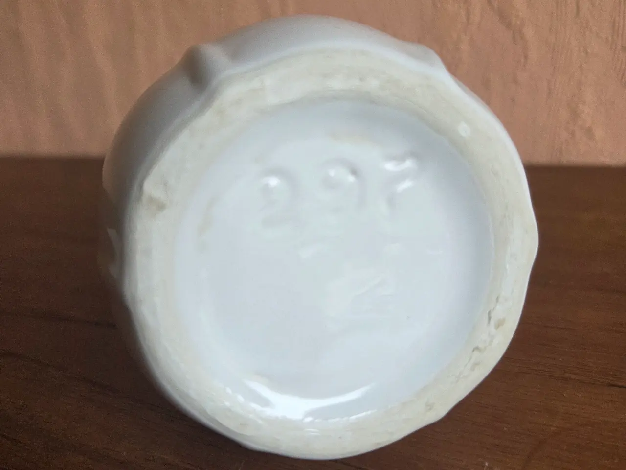 Billede 5 - Hvid vase med rillet design, H: 18 cm.