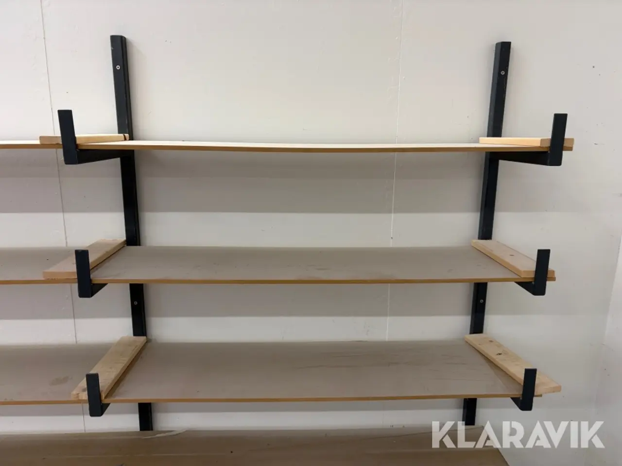 Billede 8 - Hylder med metalstativ