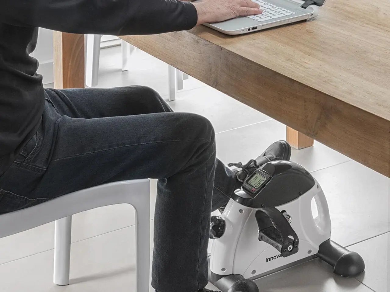 Billede 2 - Fipex pedaløvelsesmaskine til arme og ben - kompakt motionscykel med LCD-tæller