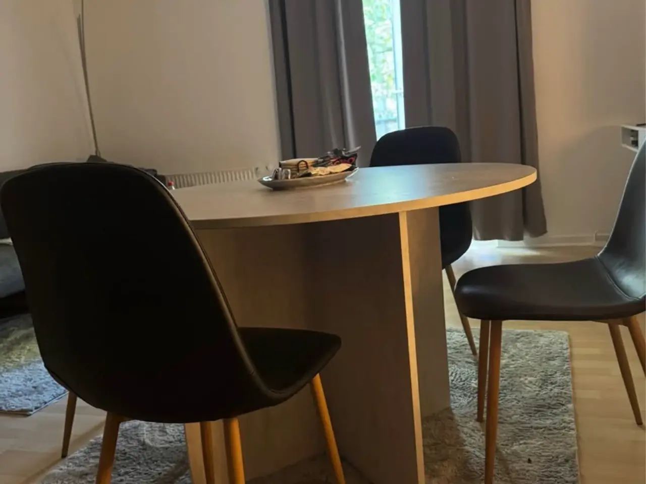 Billede 1 - Spisebord KRONDAL Ø110 travertinfarvet og 4x Spise