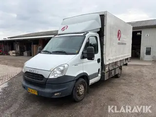 Ladbil Iveco 35S15 med presenningsoverdækning