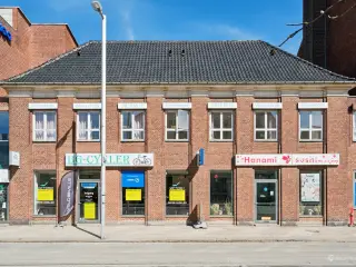 Velbeliggende butikslejemål med god eksponering