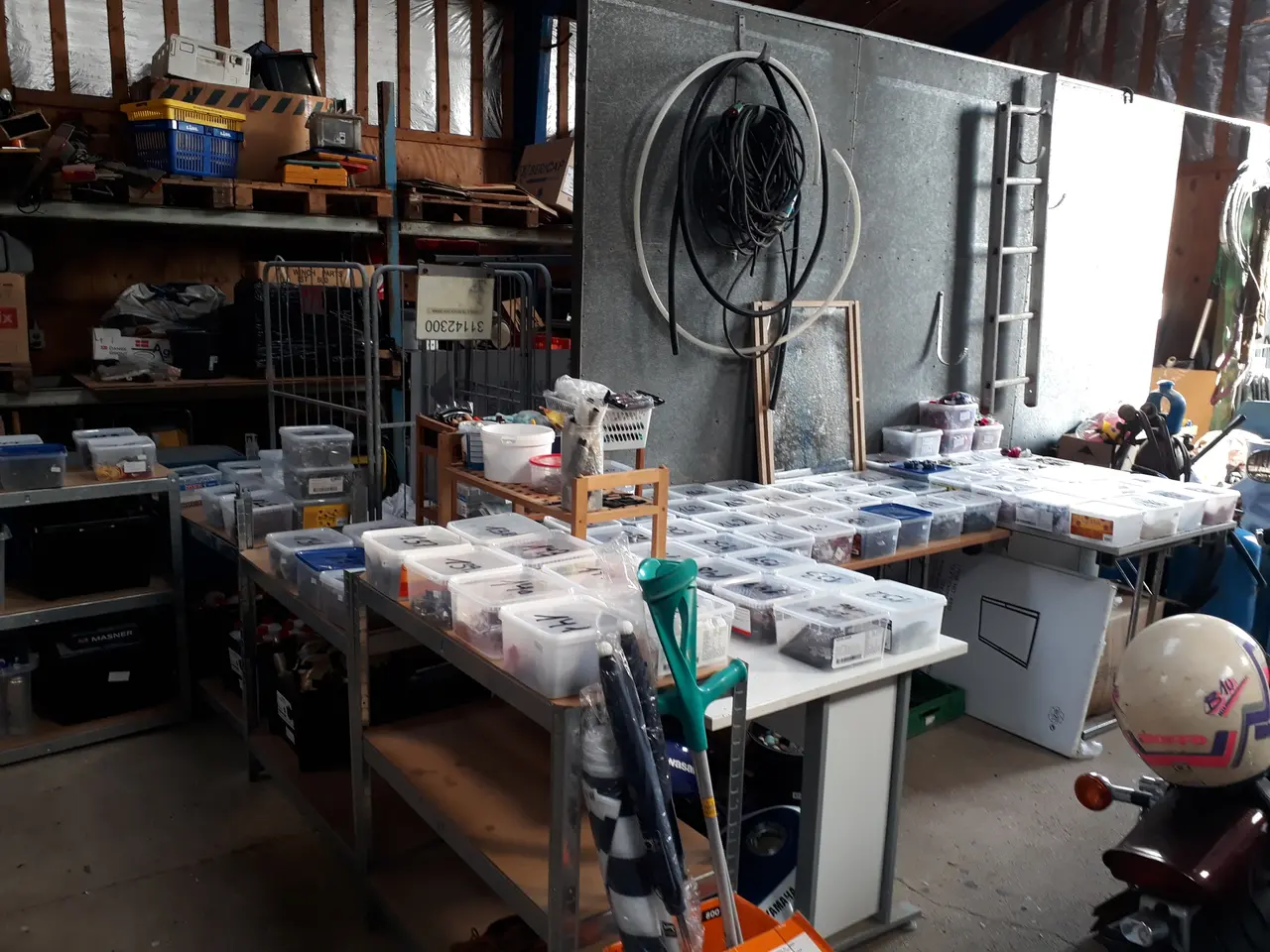 Billede 4 - Diverse Smykker sorteret i plast kasser.  