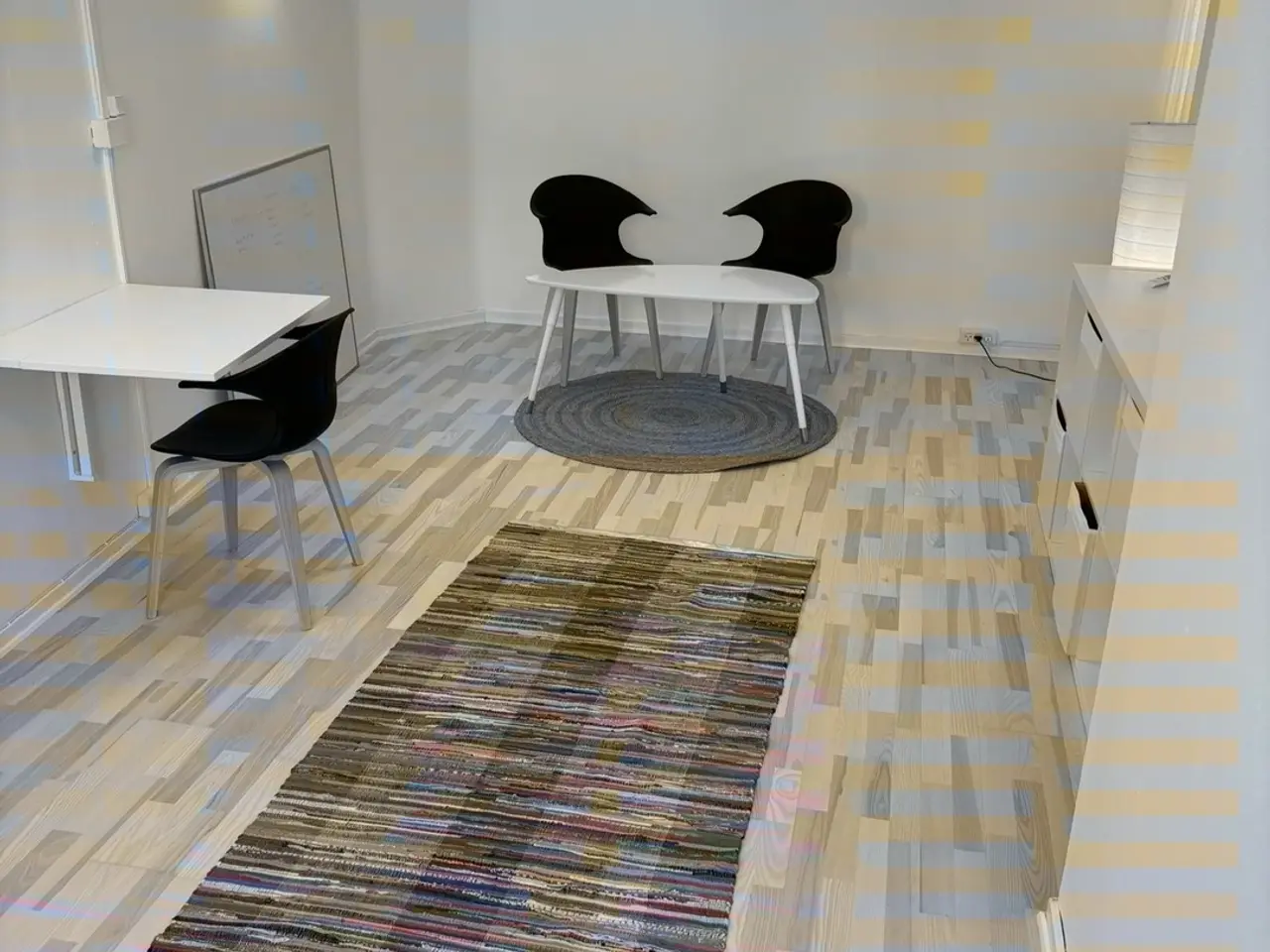 Billede 2 - Lyse kliniklokaler med plads til både samtaler og behandling