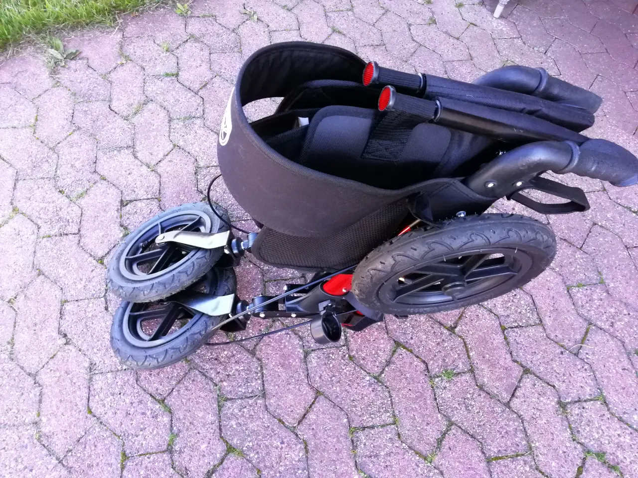 Billede 1 - Flot rød rollator med store gummihjul