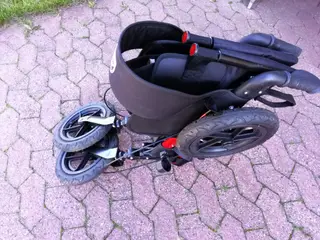 Flot rød rollator med store gummihjul