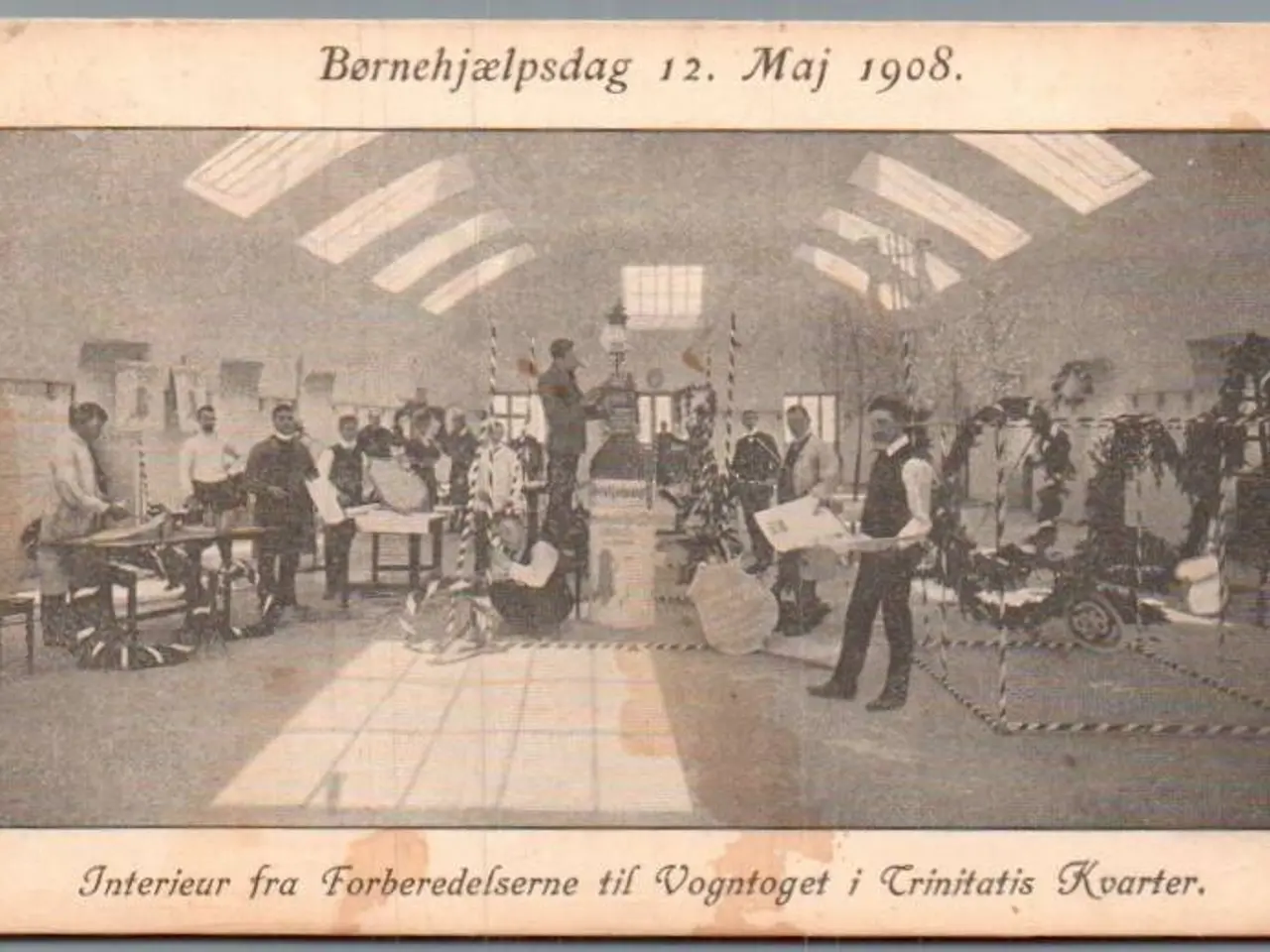 Billede 1 - Børnehjælpsdagen 1908 - Forberedelserne til Vogntoget i Trinitatis Kvarter - Ubrugt - Plet !
