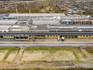 Attraktivt beliggende lager-/kontorlejemål nær motorvej