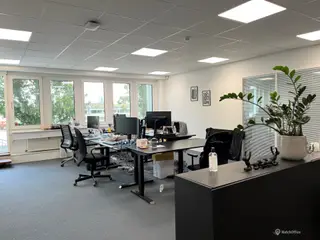 Pænt istandsat kontorlejemål med ca. 120 m² lager i sikkerhed på 1. sal med stor vareelevator.