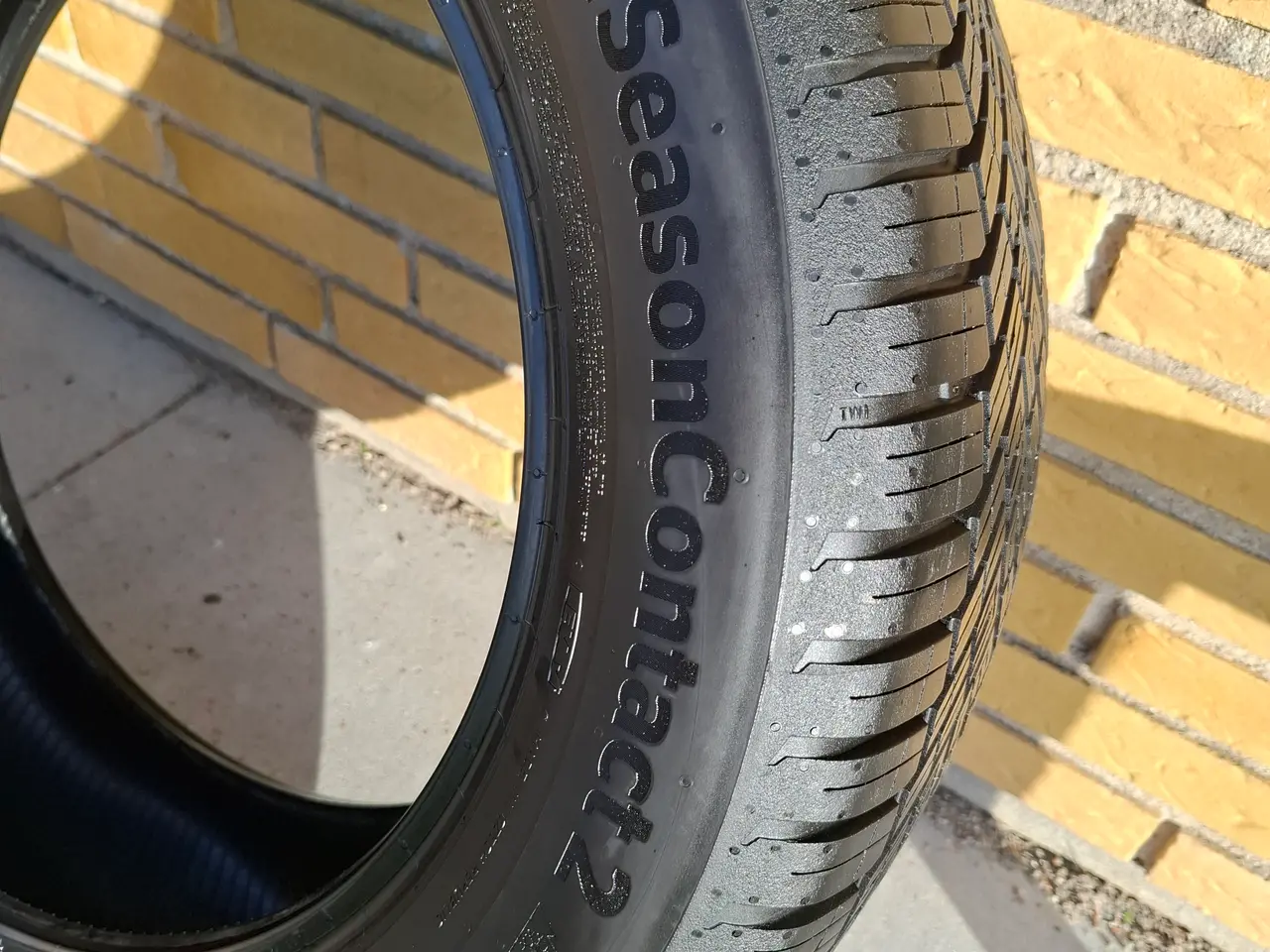 Billede 4 - Næsten nye Continental helårsdæk 215/60r17