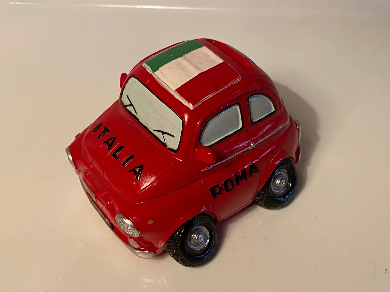 Billede 2 - 2 Røde Fiat 500 Roma legetøjsbiler, nye, kr. 75,-