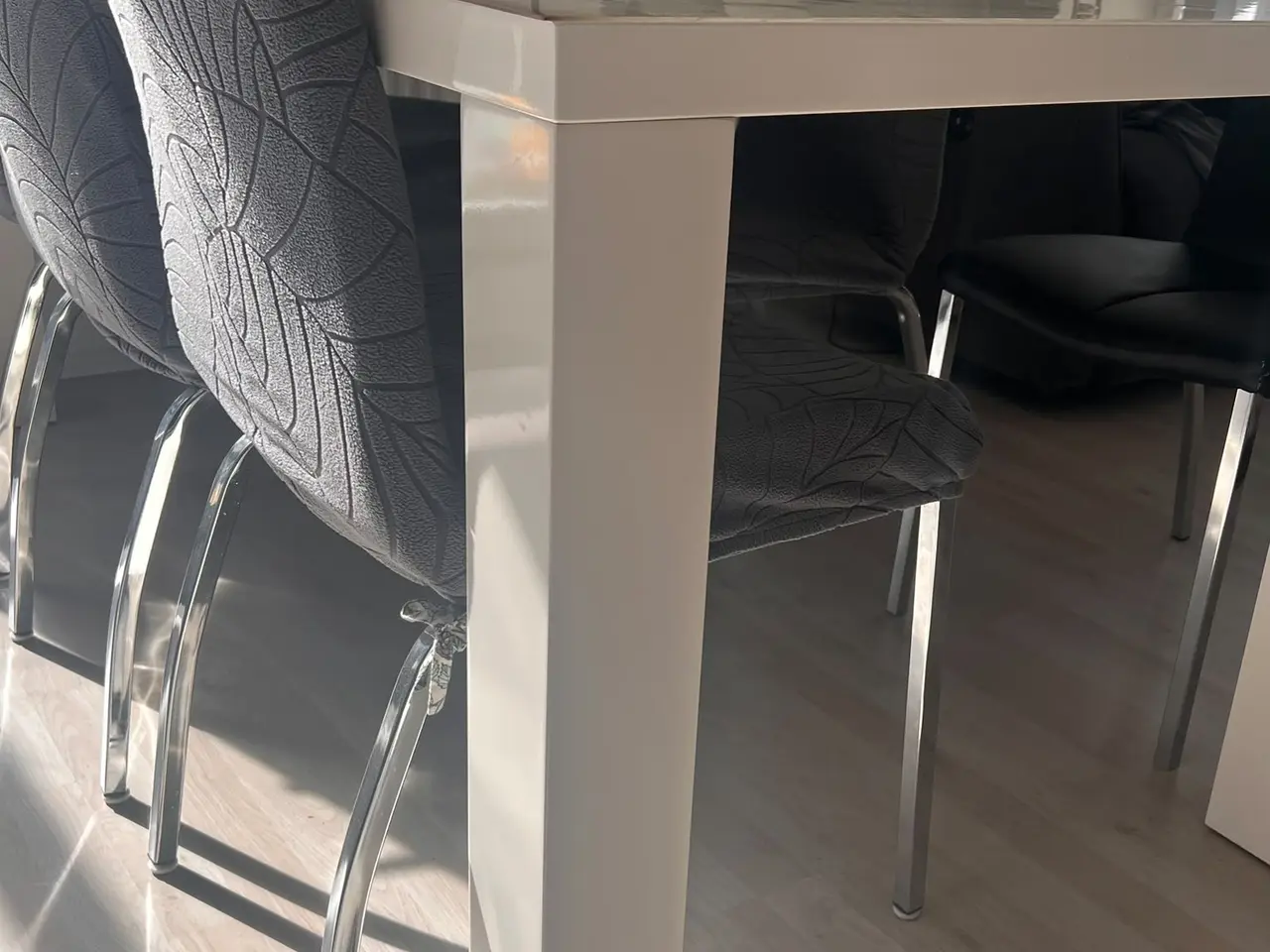 Billede 6 - Flot og rummeligt spisebord
