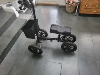 Knæscooter/knærollator uden brug af krykker