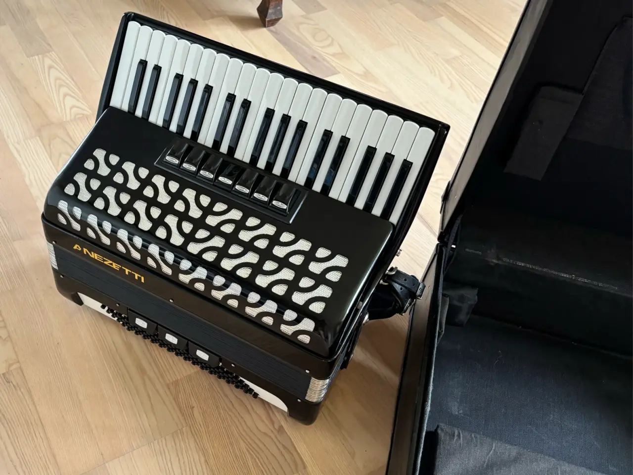 Billede 2 - Sort Accordi harmonika med klaviatur 
