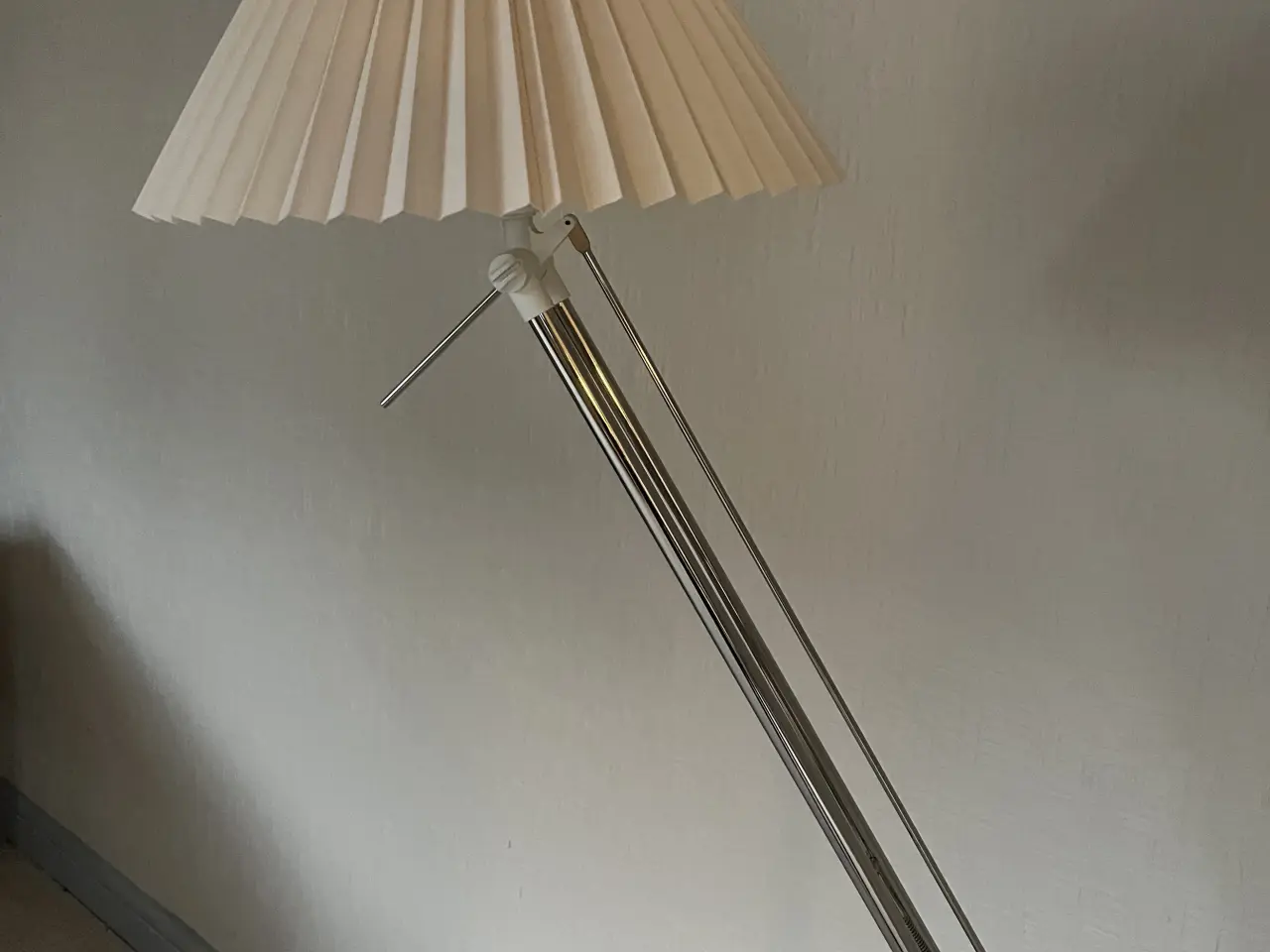 Billede 3 - Standerlampe med plisseskærm