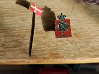 Revers nål og Konge mærke 