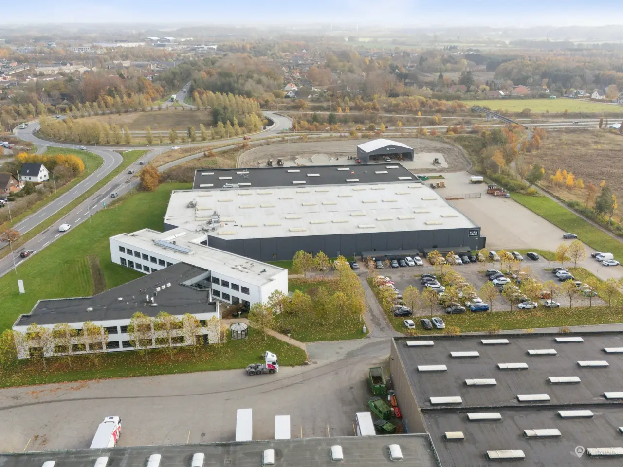 Billede 1 - Rummelig lagerejendom beliggende i Odense med direkte adgang til E20 Fynske Motorvej