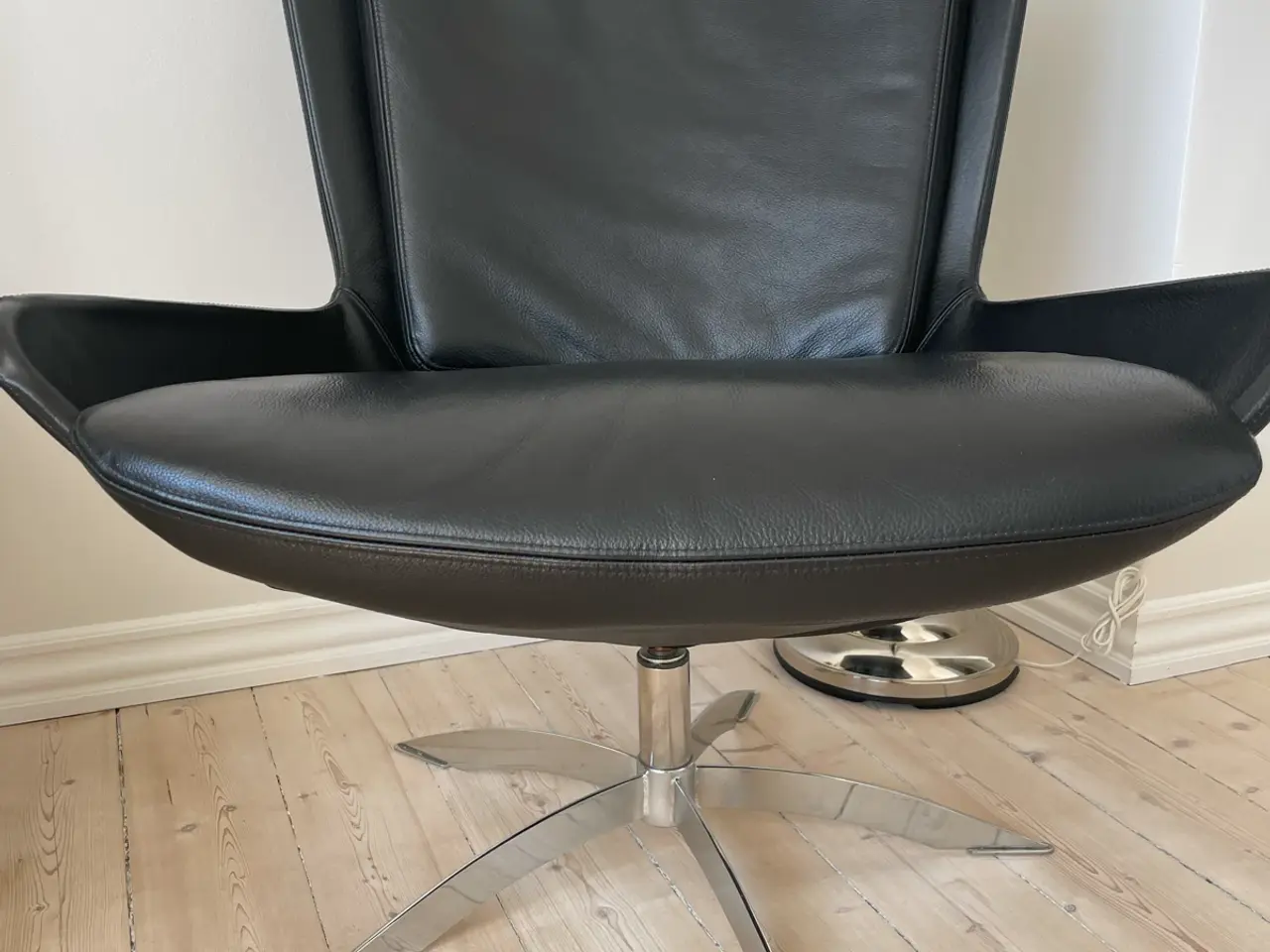Billede 2 - Lounge Chair - Sort Læder / Drejefod
