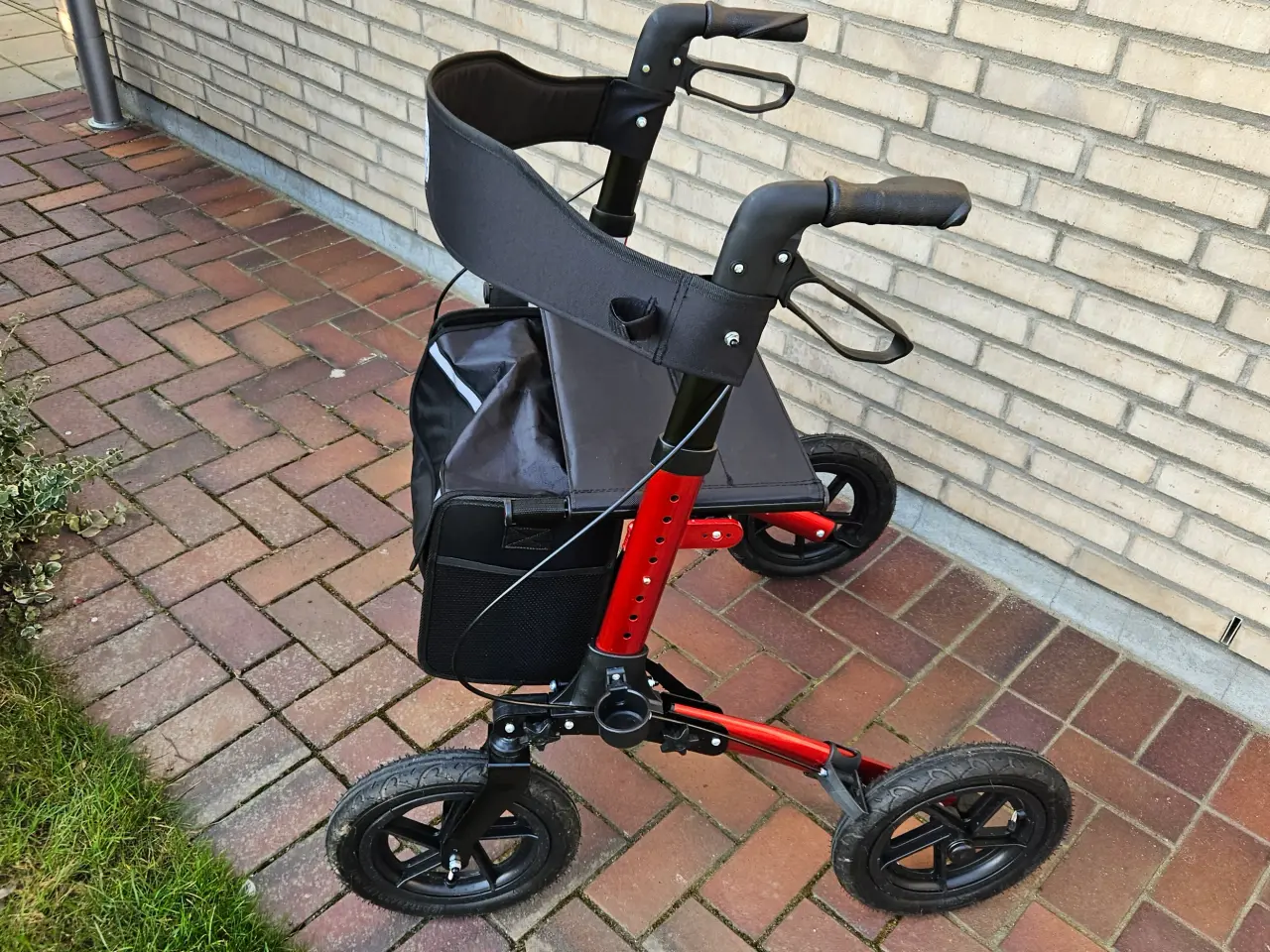 Billede 1 - Rolator med oppustelige hjul (cykelpumpe)