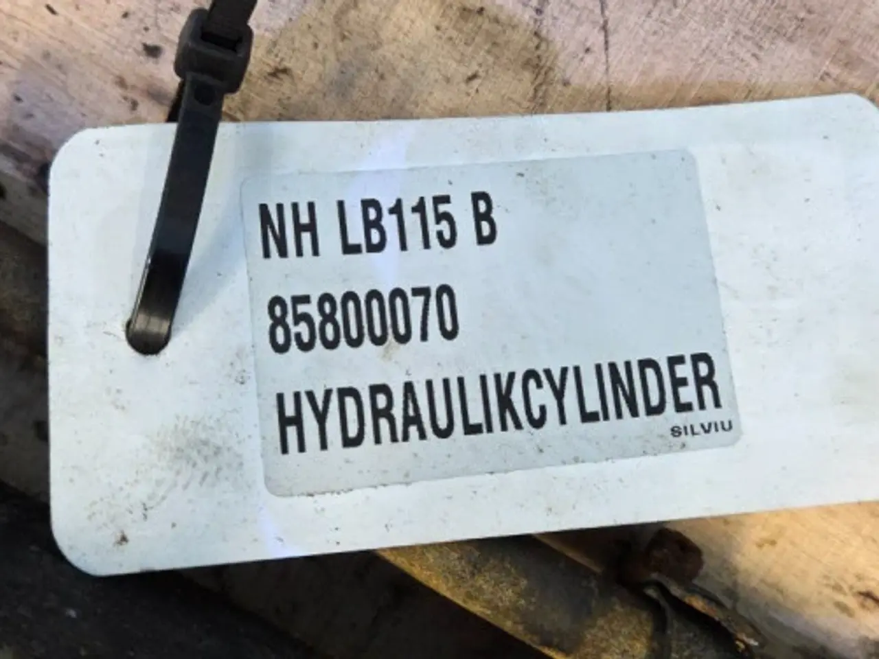 Billede 18 - New Holland LB115B Cylinder 85800070