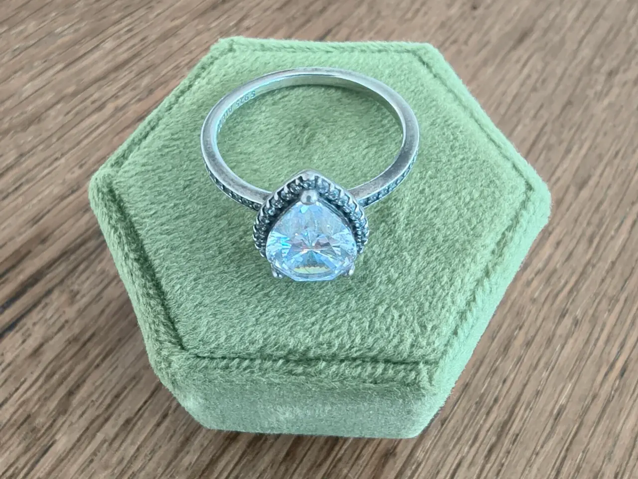 Billede 5 - Pandora sølvring med dråbeformet zirkon