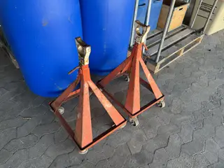 Røde justerbare bukke på hjul