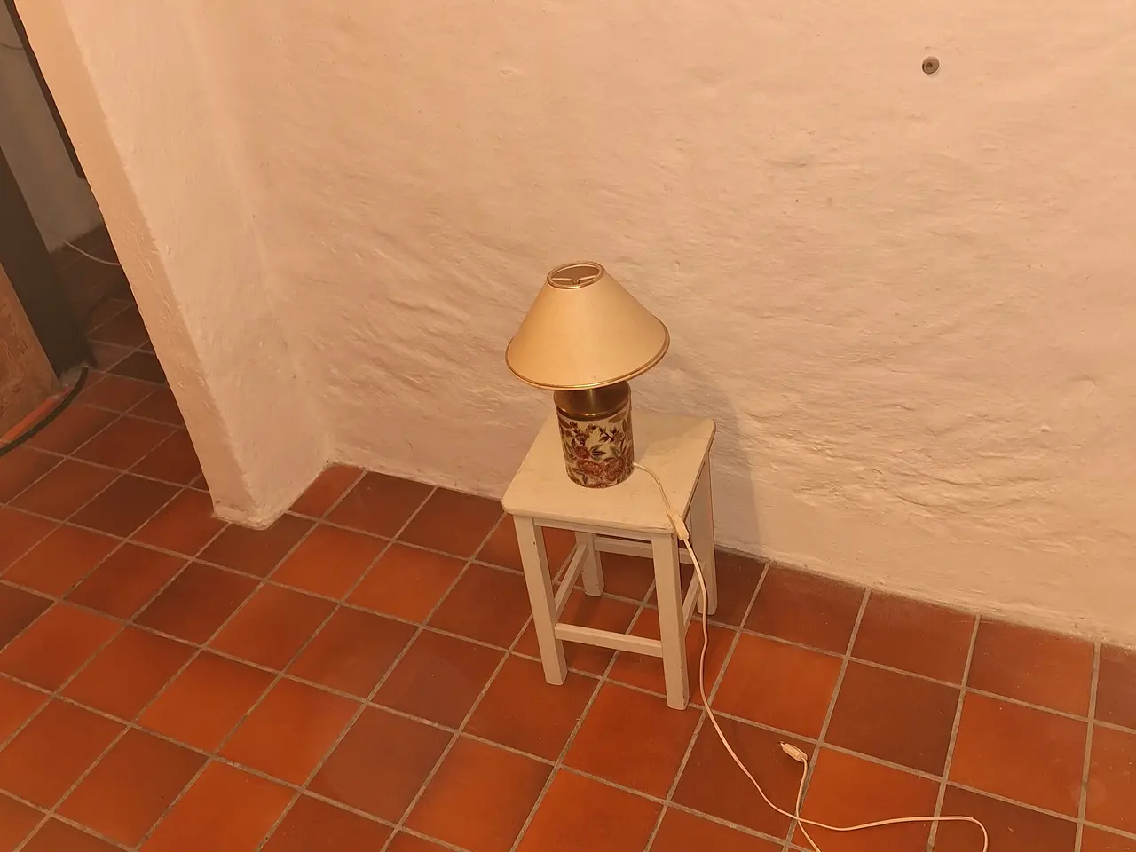 Billede 2 - Blomsterdekoreret kinesisk porcelænsbordlampe med 