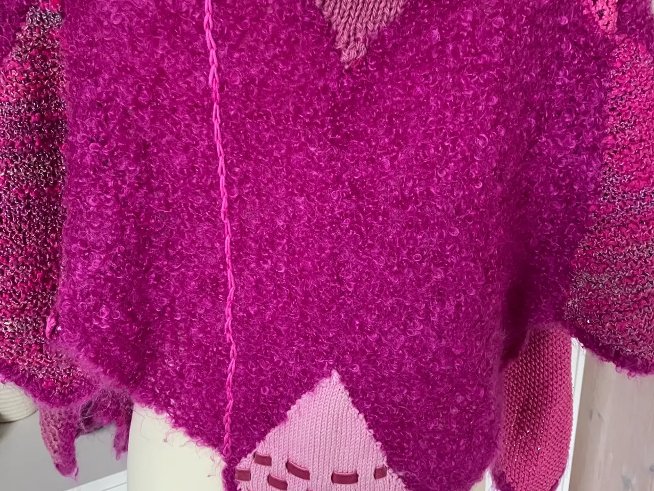 Billede 2 - Håndstrikket sjal/poncho købt på kunst marked