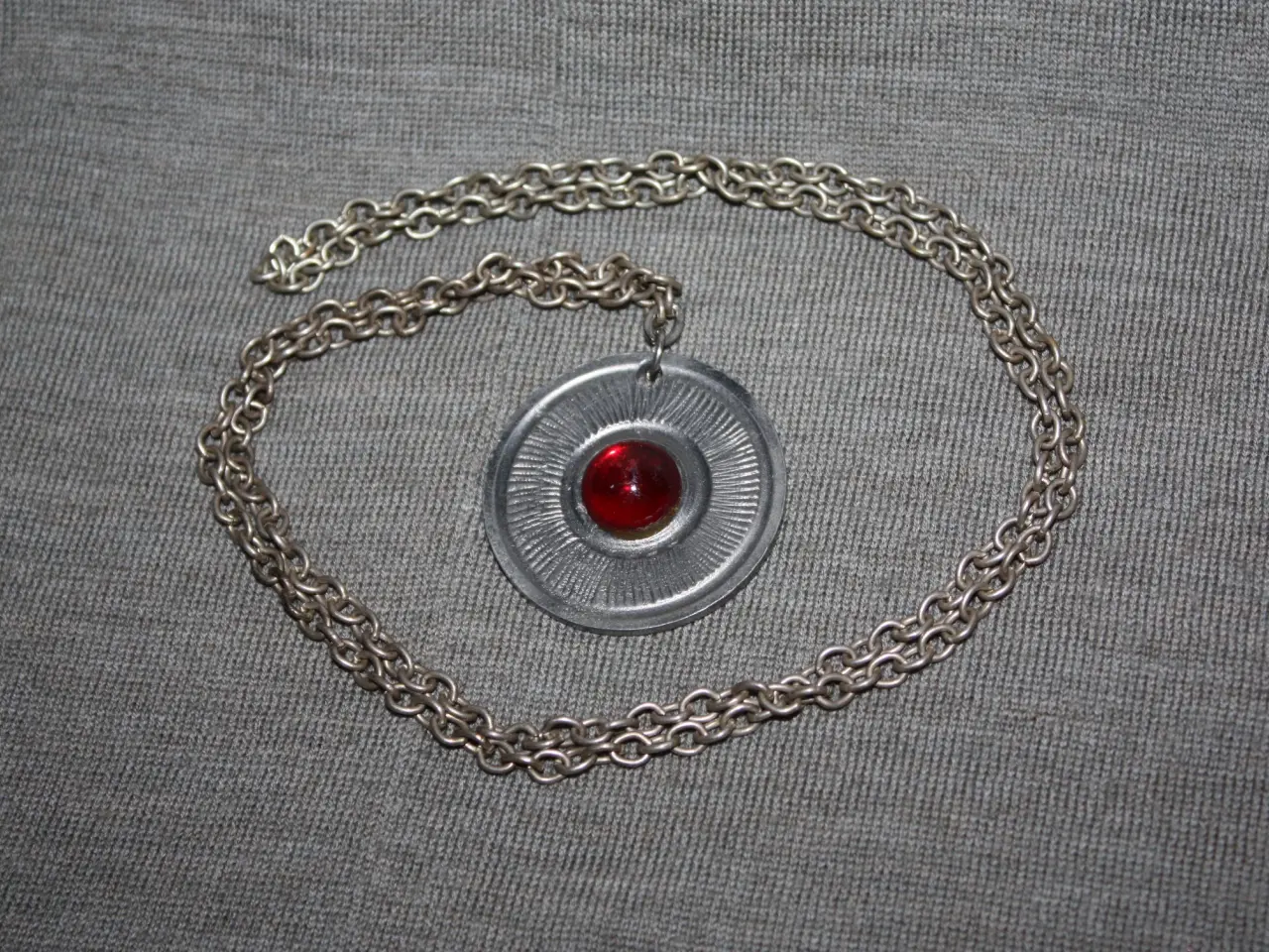 Billede 3 - Vintage vedhæng med rød sten diam. 4 cm