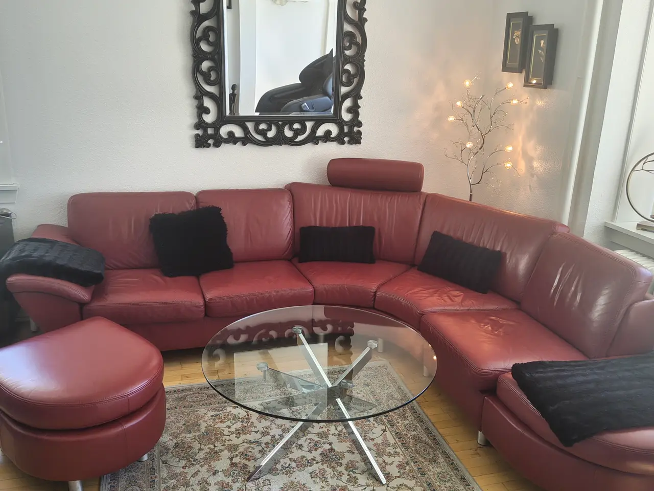Billede 3 - 🛋️ Rød buet lædersofa m. puf, separat benstøtte o