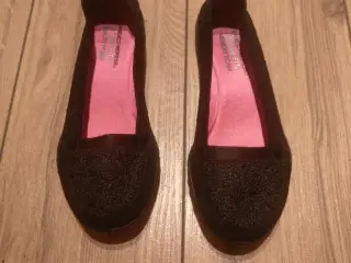 Fridtdssko, Skechers.