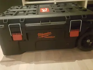 Milwaukee Packout kuffert på hjul (knækket hjørne)
