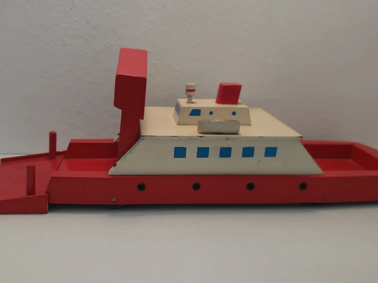 Billede 1 - Fængselslegetøj:Stor træfærge med rampe. Ca.1950