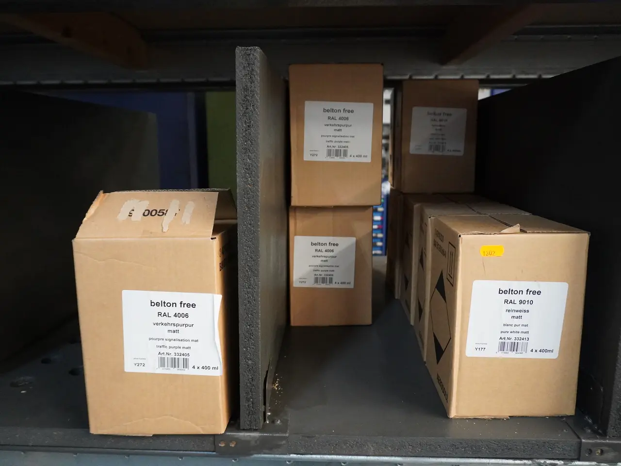 Billede 1 - Kasser med spraymaling, bl.a. RAL 910 & 4006