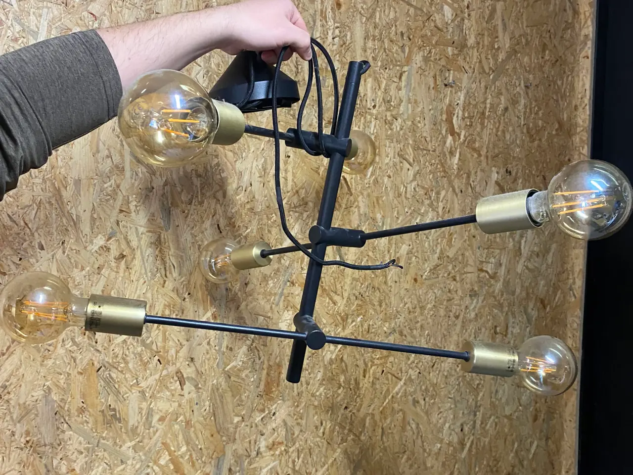 Billede 1 - Sort lampe med guld detaljer