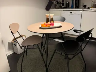 Spisebord med 3 stole (dansk design og produktion)