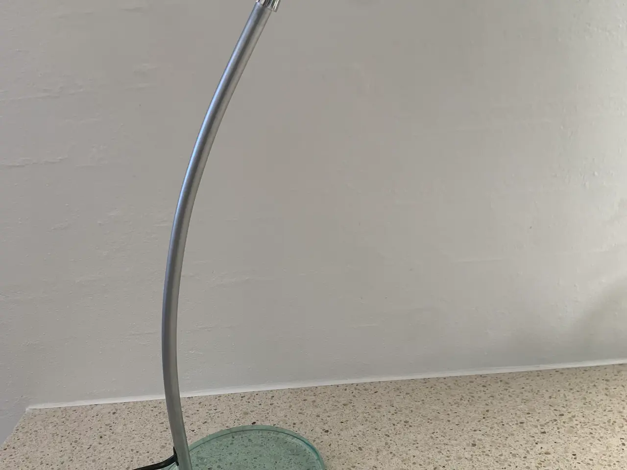 Billede 1 - Bordlampe i mat stål og med glasfod