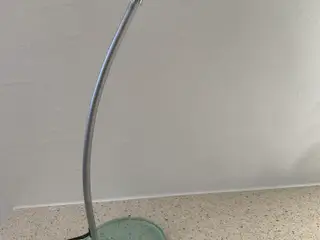 Bordlampe i mat stål og med glasfod