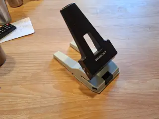 Kraftig hullemaskine. Mrk. Soennecken.