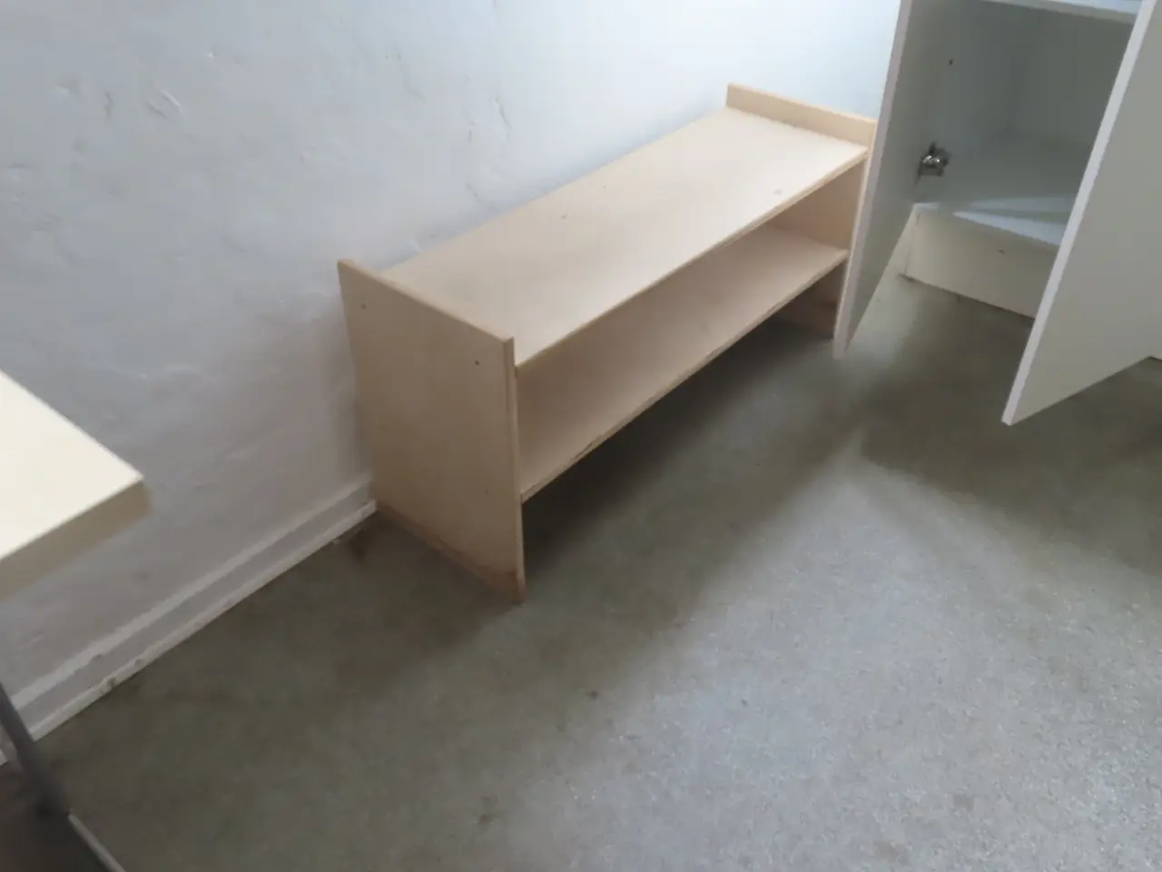 Billede 6 - Indhold på værelse af bord, køjeseng, skab mv.