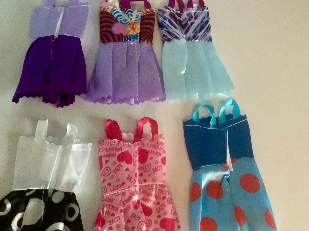 Billede 2 - Kjoler til Barbie.Prisen er for alle.