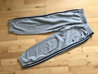 Adidas bukser i str. 11-12 år (152)