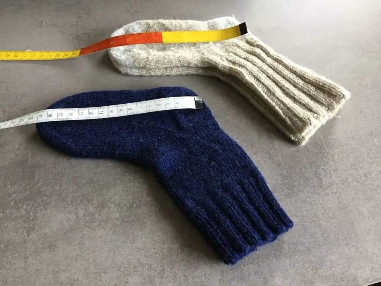Billede 4 - Hjemmestrikket strømper 2 par for 10 kr