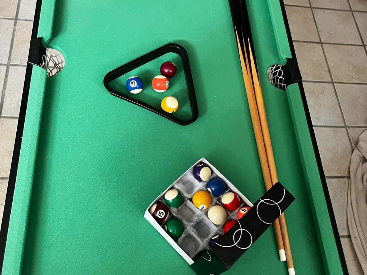 Billede 2 - Poolbord med kugler, kost og to køer