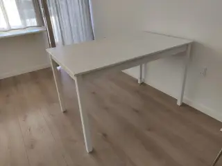 Spisebord hvidmalet