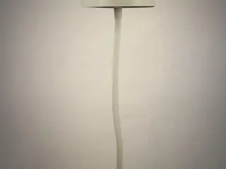 Fonzy - genopladelig bordlampe, Perle Hvid